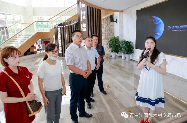 陕西林业集团木业有限公司副总经理王磊带队到我中心参观交流